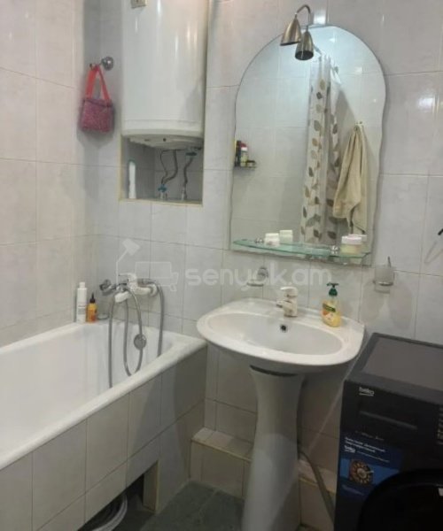 3 Սենյականոց Բնակարան Քարե Շենքում, 78քմ, 2/5 հարկ, Նորմալ Վիճակում, Կահավորված, Արևկող