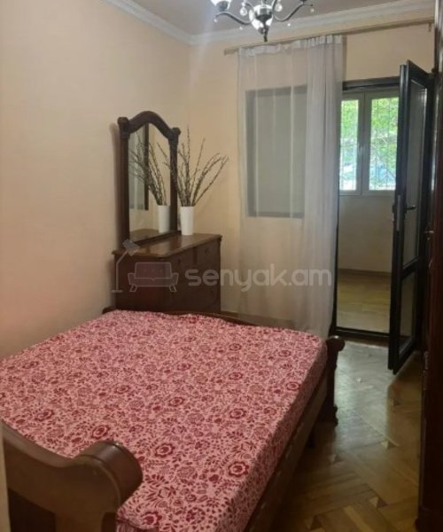 3 Սենյականոց Բնակարան Քարե Շենքում, 78քմ, 2/5 հարկ, Նորմալ Վիճակում, Կահավորված, Արևկող