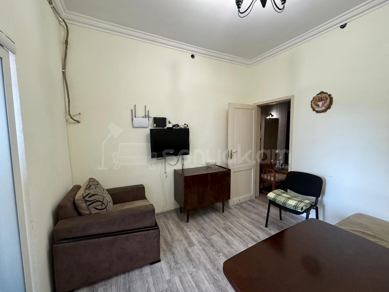 2 Սենյականոց Բնակարան Քարե Շենքում, 46քմ, 4/4 հարկ, Նորմալ Վիճակում, Կահավորված, Արևկող