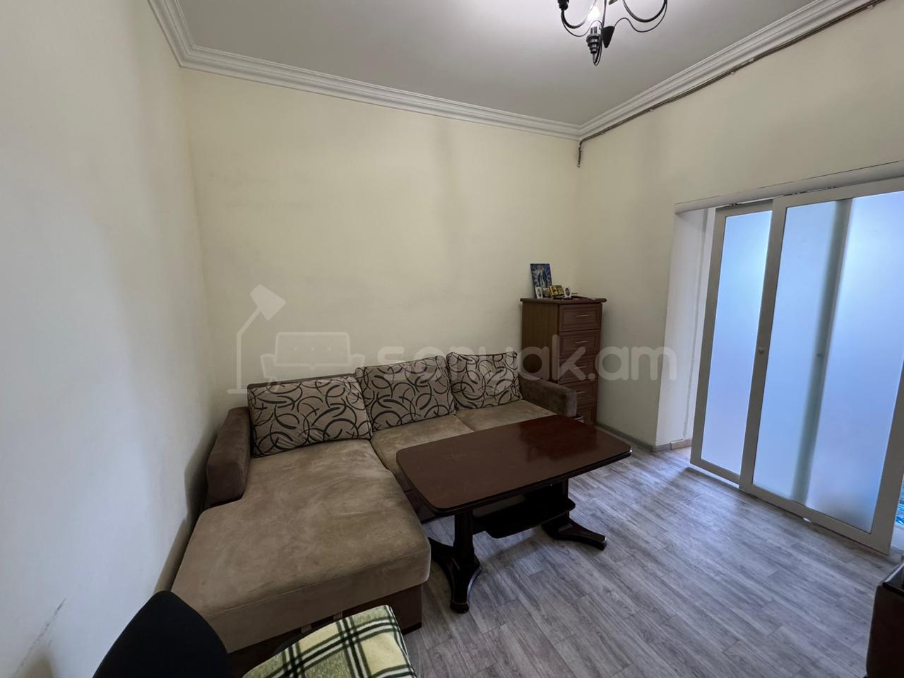 2 Սենյականոց Բնակարան Քարե Շենքում, 46քմ, 4/4 հարկ, Նորմալ Վիճակում, Կահավորված, Արևկող