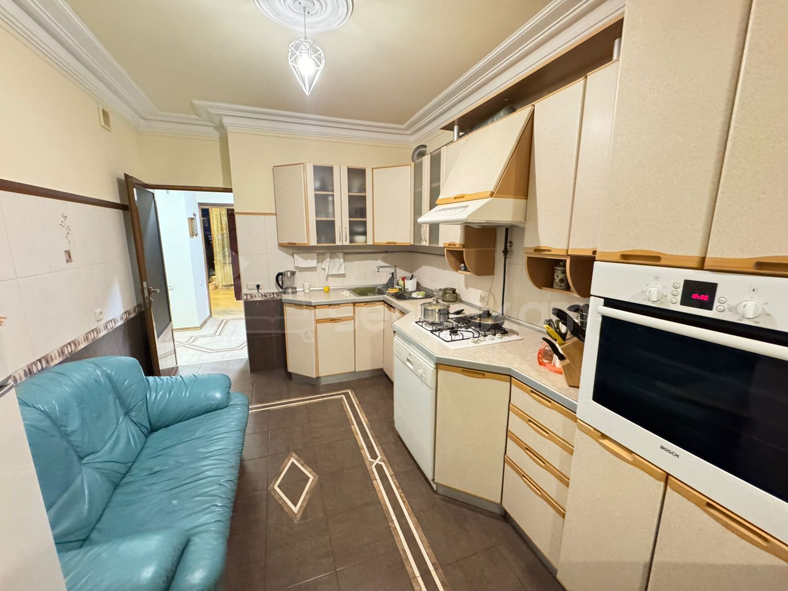 4 Սենյականոց Բնակարան Քարե Շենքում, 117քմ, 2/5 հարկ, Կապիտալ Վերանորոգված