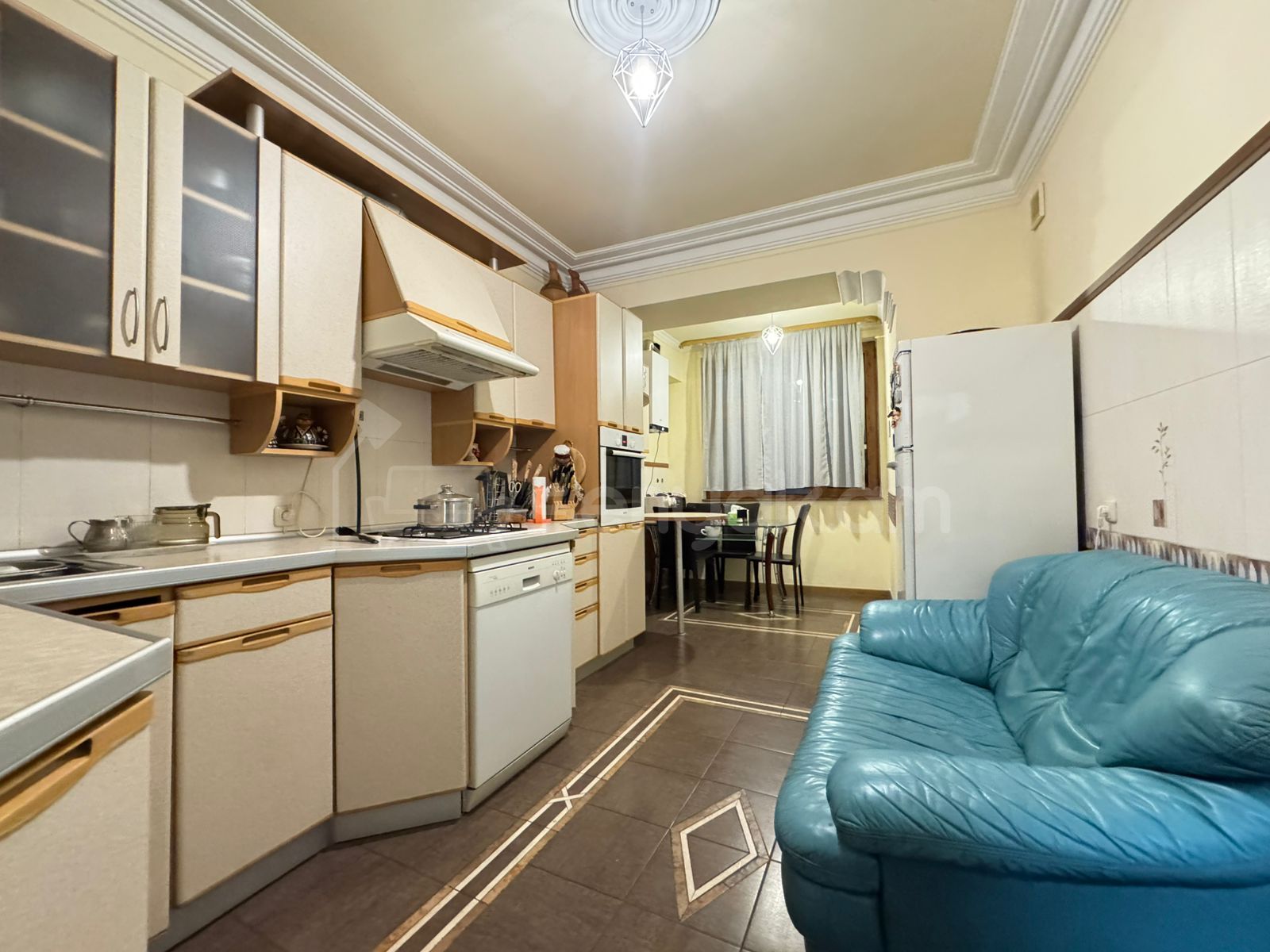 4 Սենյականոց Բնակարան Քարե Շենքում, 117քմ, 2/5 հարկ, Կապիտալ Վերանորոգված