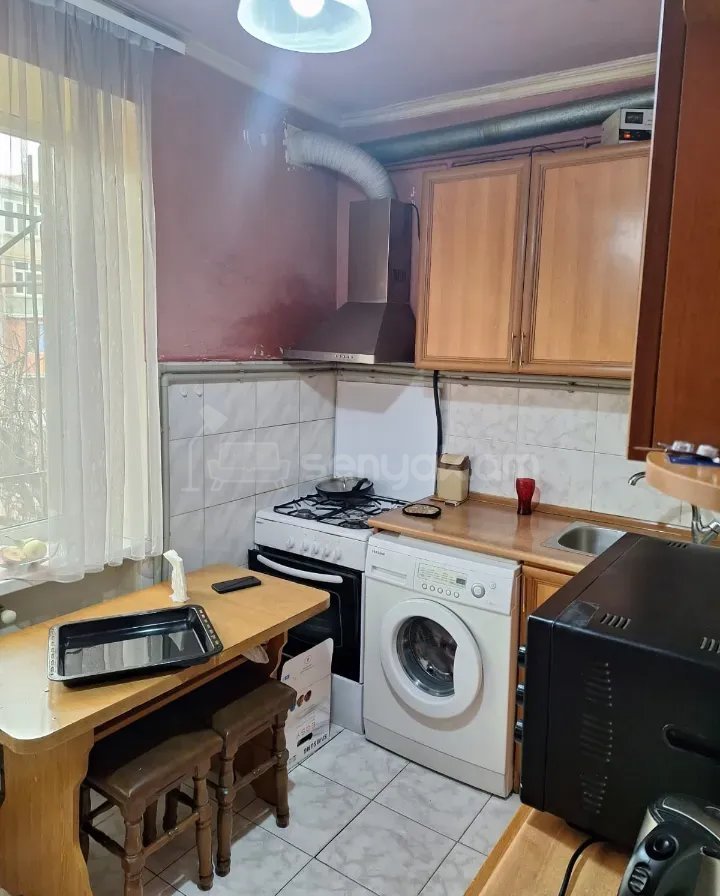 4 Սենյականոց Բնակարան Քարե Շենքում, 85քմ, 1/5 հարկ, Կապիտալ Վերանորոգված