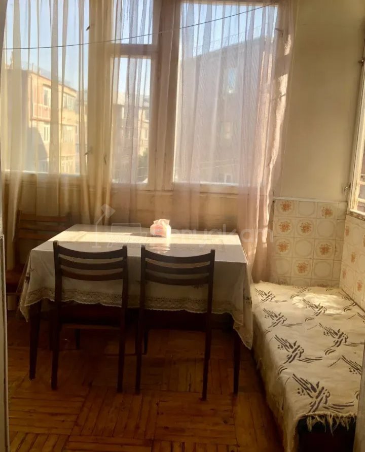 3 Սենյականոց Բնակարան Քարե Շենքում, 74քմ, 5/5 հարկ, Կոսմետիկ Վերանորոգված