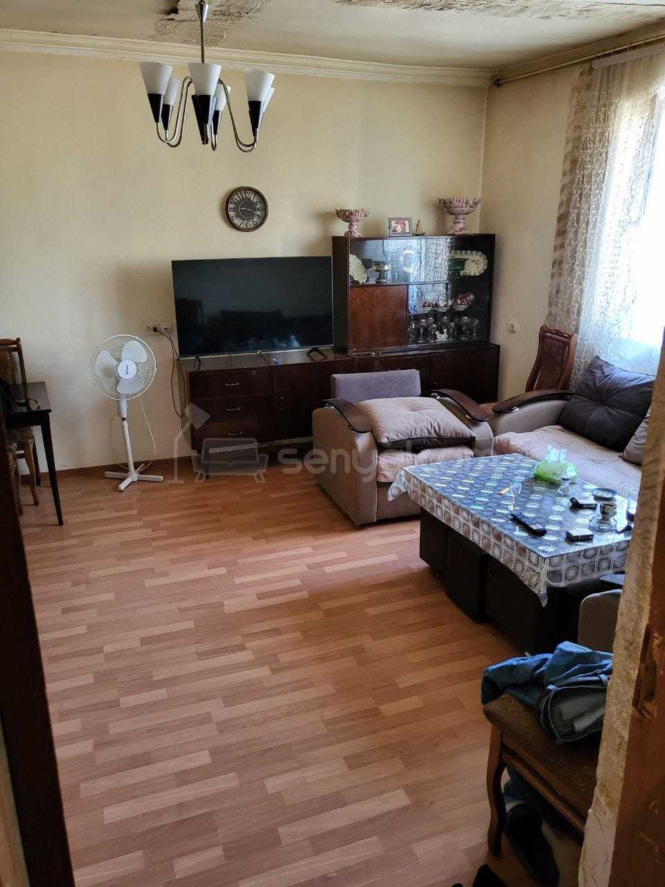 3 Սենյականոց Բնակարան Քարե Շենքում, 100քմ, 1/1 հարկ, Նորմալ Վիճակում, Կահավորված