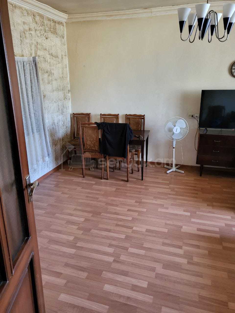 3 Սենյականոց Բնակարան Քարե Շենքում, 100քմ, 1/1 հարկ, Նորմալ Վիճակում, Կահավորված