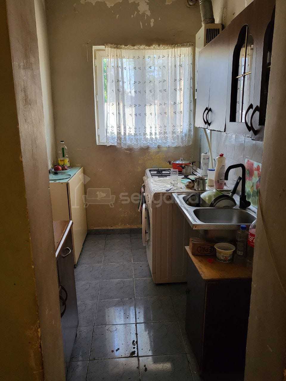 3 Սենյականոց Բնակարան Քարե Շենքում, 100քմ, 1/1 հարկ, Նորմալ Վիճակում, Կահավորված