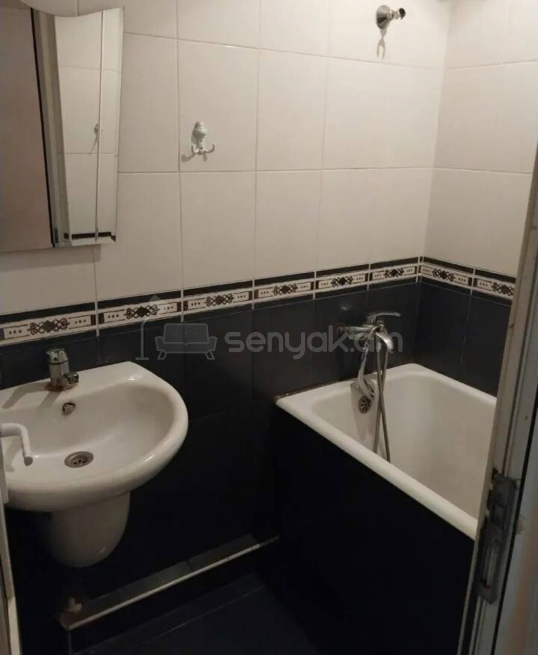 2 Սենյականոց Բնակարան Քարե Շենքում, 60քմ, 3/5 հարկ, Նորմալ Վիճակում, Կահավորված