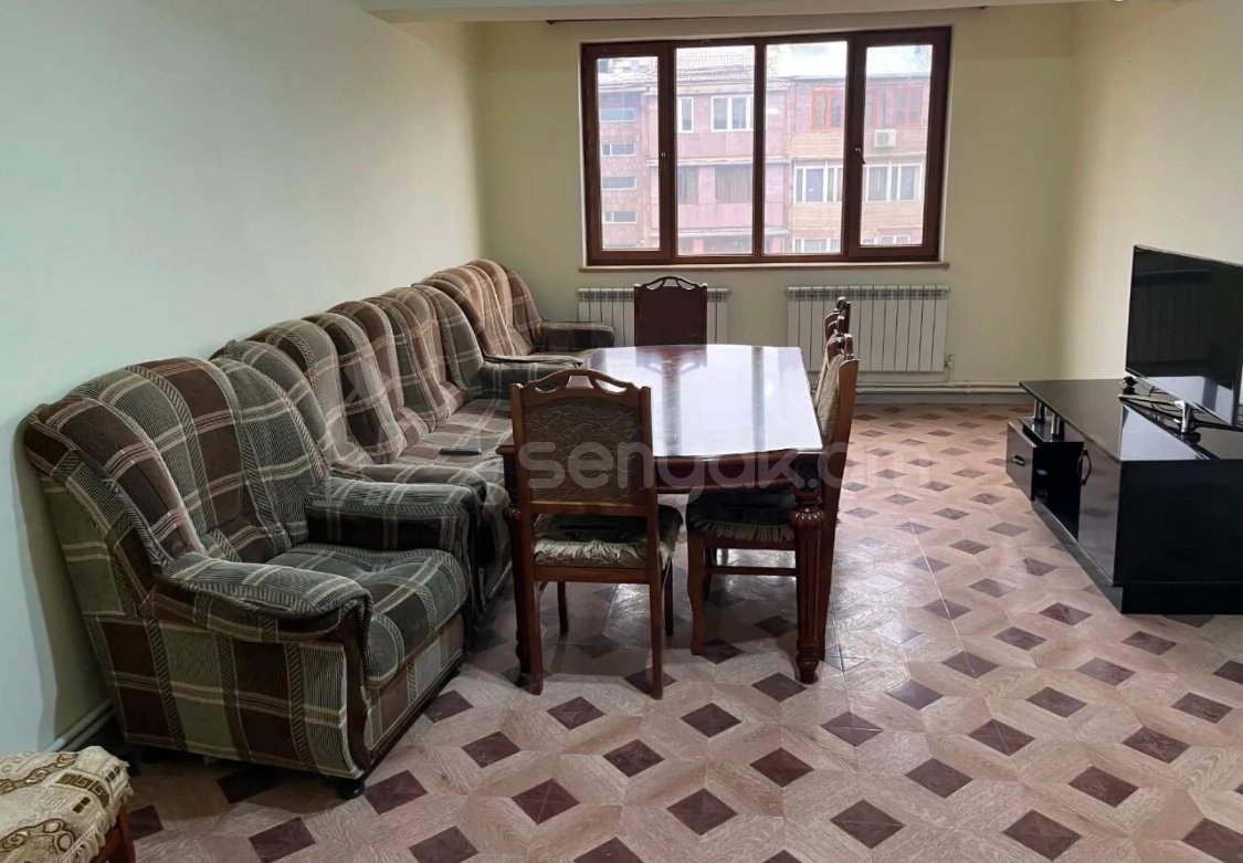 3 Սենյականոց Բնակարան Քարե Շենքում, 76քմ, 4/5 հարկ, Նորմալ Վիճակում, Կահավորված