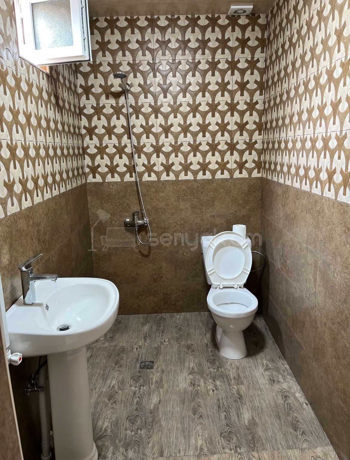 2 Սենյականոց Բնակարան Քարե Շենքում, 70քմ, 1/1 հարկ, Նորմալ Վիճակում, Կահավորված