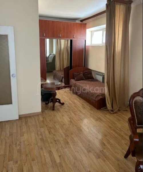 1 Սենյականոց Բնակարան Քարե Շենքում, 50քմ, 5/5 հարկ, Կոսմետիկ Վերանորոգված