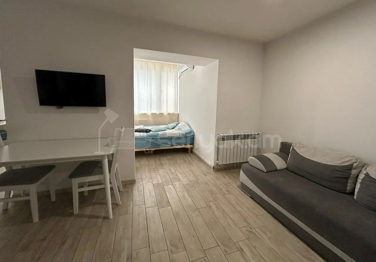 1 Սենյականոց Բնակարան Քարե Շենքում, 42քմ, 5/5 հարկ, Կապիտալ Վերանորոգված