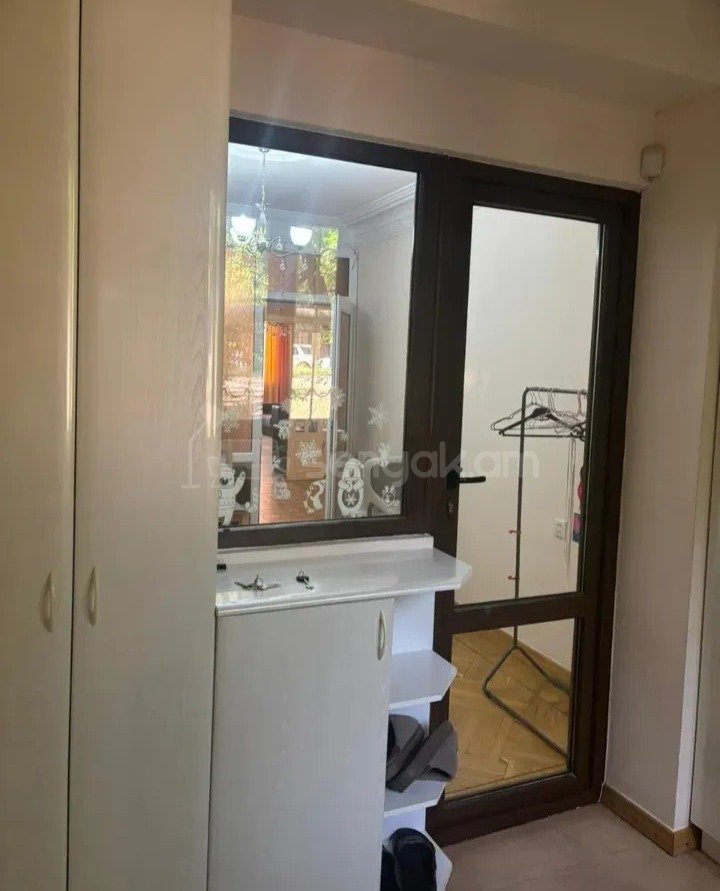 3 Սենյականոց Բնակարան Քարե Շենքում, 78քմ, 2/5 հարկ, Կապիտալ Վերանորոգված, Կահավորված