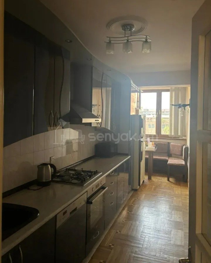 3 Սենյականոց Բնակարան Քարե Շենքում, 78քմ, 2/5 հարկ, Կապիտալ Վերանորոգված, Կահավորված