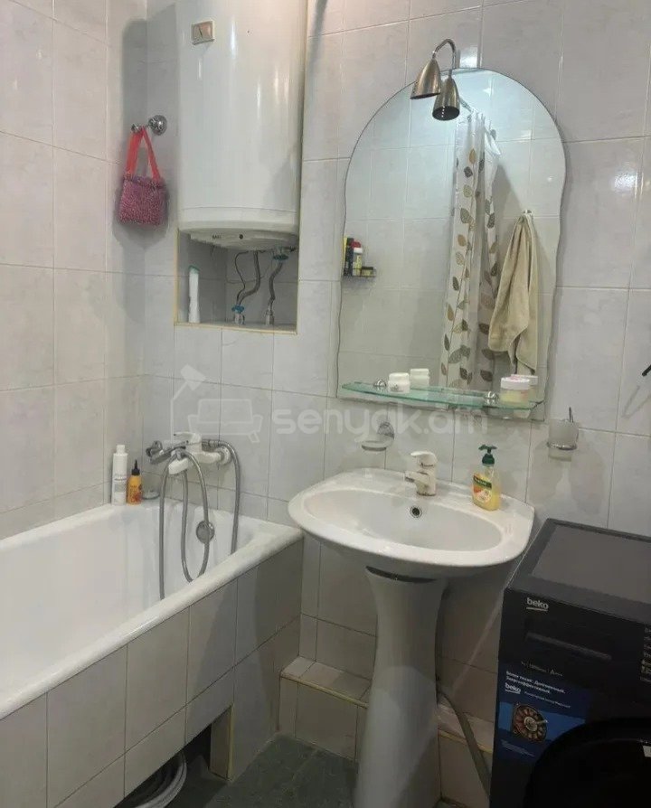 3 Սենյականոց Բնակարան Քարե Շենքում, 78քմ, 2/5 հարկ, Կապիտալ Վերանորոգված, Կահավորված