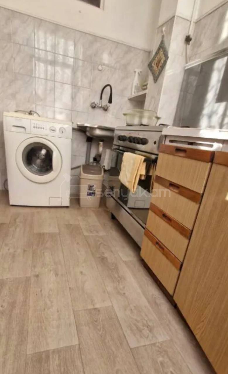 2 Սենյականոց Բնակարան Քարե Շենքում, 55քմ, 2/5 հարկ, Նորմալ Վիճակում, Կահավորված