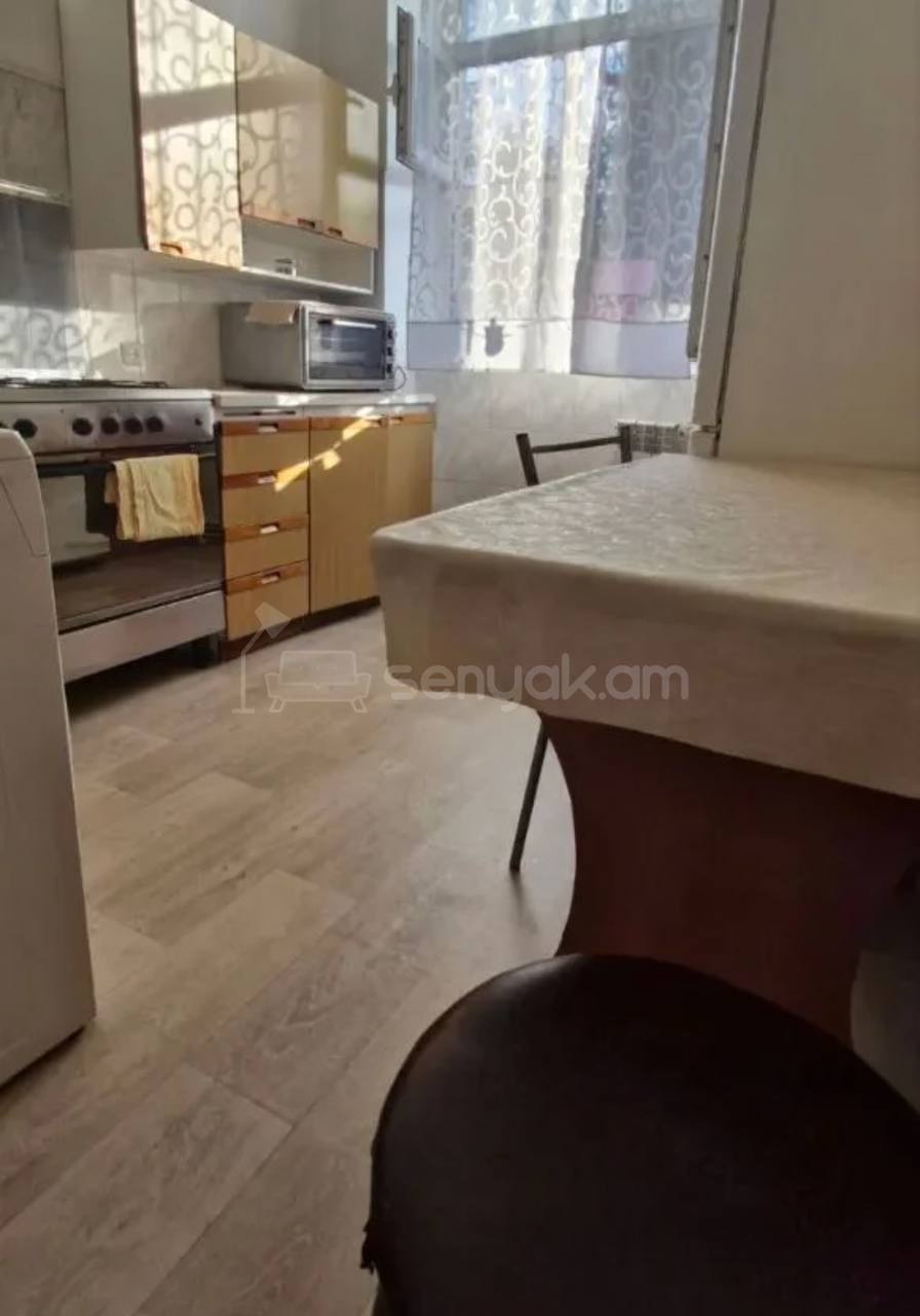 2 Սենյականոց Բնակարան Քարե Շենքում, 55քմ, 2/5 հարկ, Նորմալ Վիճակում, Կահավորված