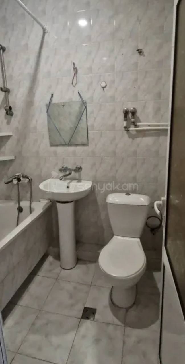 2 Սենյականոց Բնակարան Քարե Շենքում, 55քմ, 2/5 հարկ, Նորմալ Վիճակում, Կահավորված