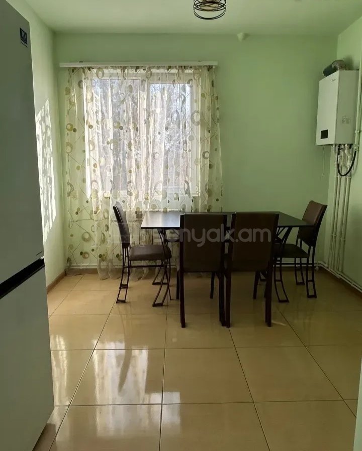 3 Սենյականոց Բնակարան Քարե Շենքում, 80քմ, 2/5 հարկ, Կապիտալ Վերանորոգված, Կահավորված