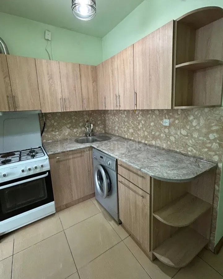 3 Սենյականոց Բնակարան Քարե Շենքում, 80քմ, 2/5 հարկ, Կապիտալ Վերանորոգված, Կահավորված