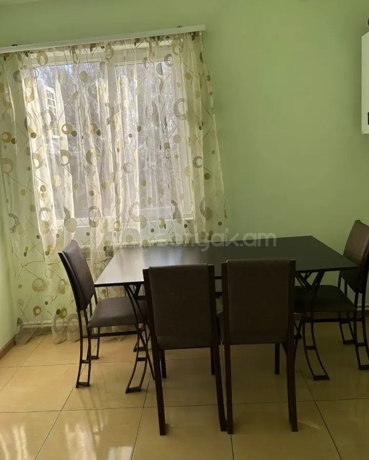 3 Սենյականոց Բնակարան Քարե Շենքում, 80քմ, 2/5 հարկ, Կապիտալ Վերանորոգված, Կահավորված