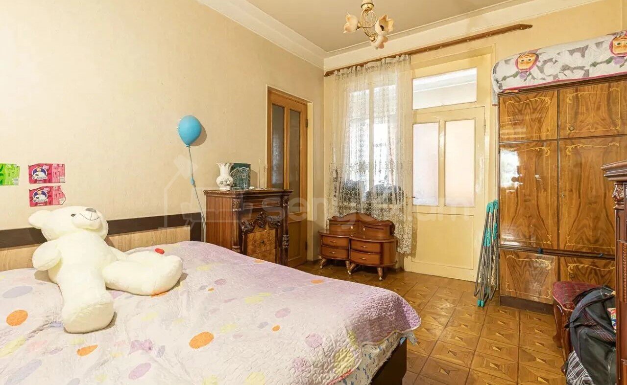 3 Սենյականոց Բնակարան Քարե Շենքում, 95քմ, 2/5 հարկ, Նորմալ Վիճակում