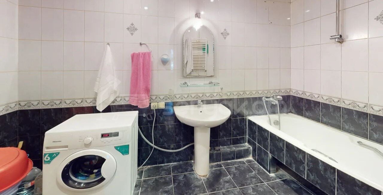 3 Սենյականոց Բնակարան Քարե Շենքում, 95քմ, 2/5 հարկ, Նորմալ Վիճակում