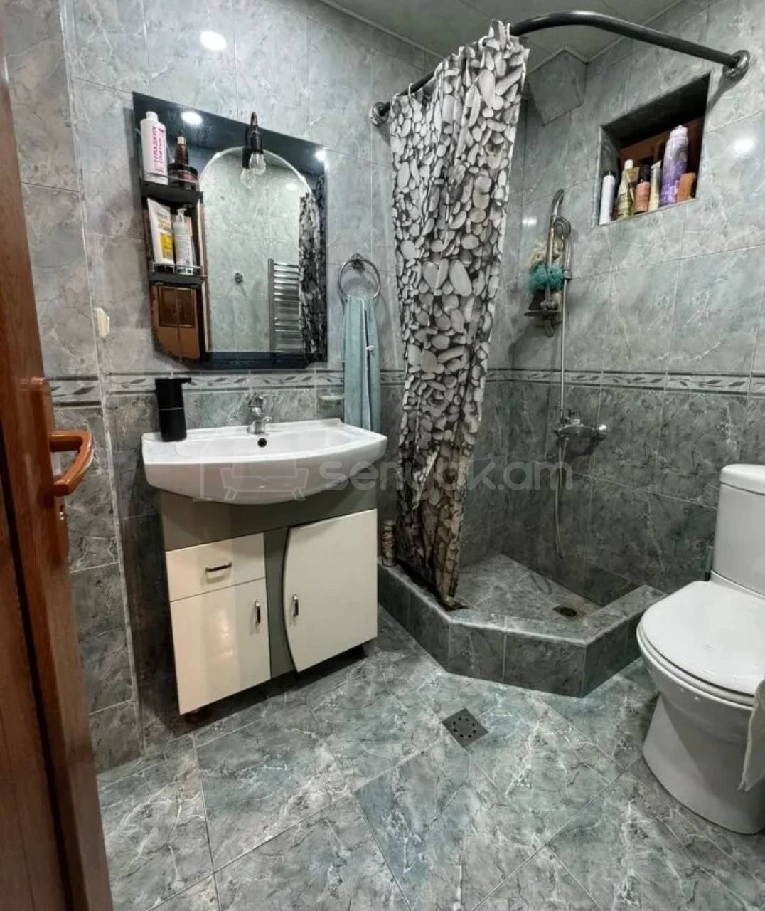 3 Սենյականոց Բնակարան Քարե Շենքում, 72քմ, 1/3 հարկ, Կապիտալ Վերանորոգված, Կահավորված