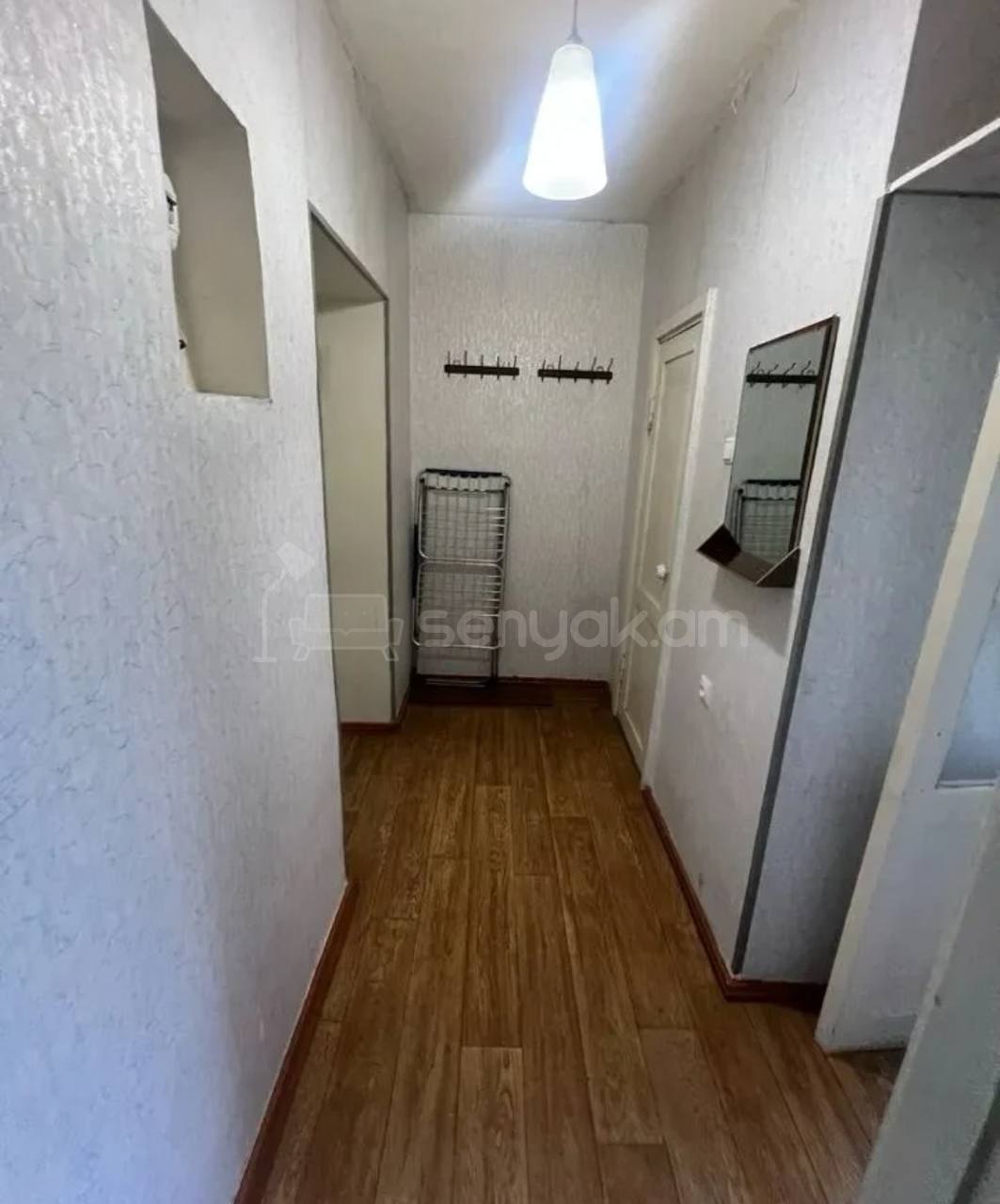 1 Սենյականոց Բնակարան Քարե Շենքում, 40քմ, 2/5 հարկ, Նորմալ Վիճակում, Կահավորված