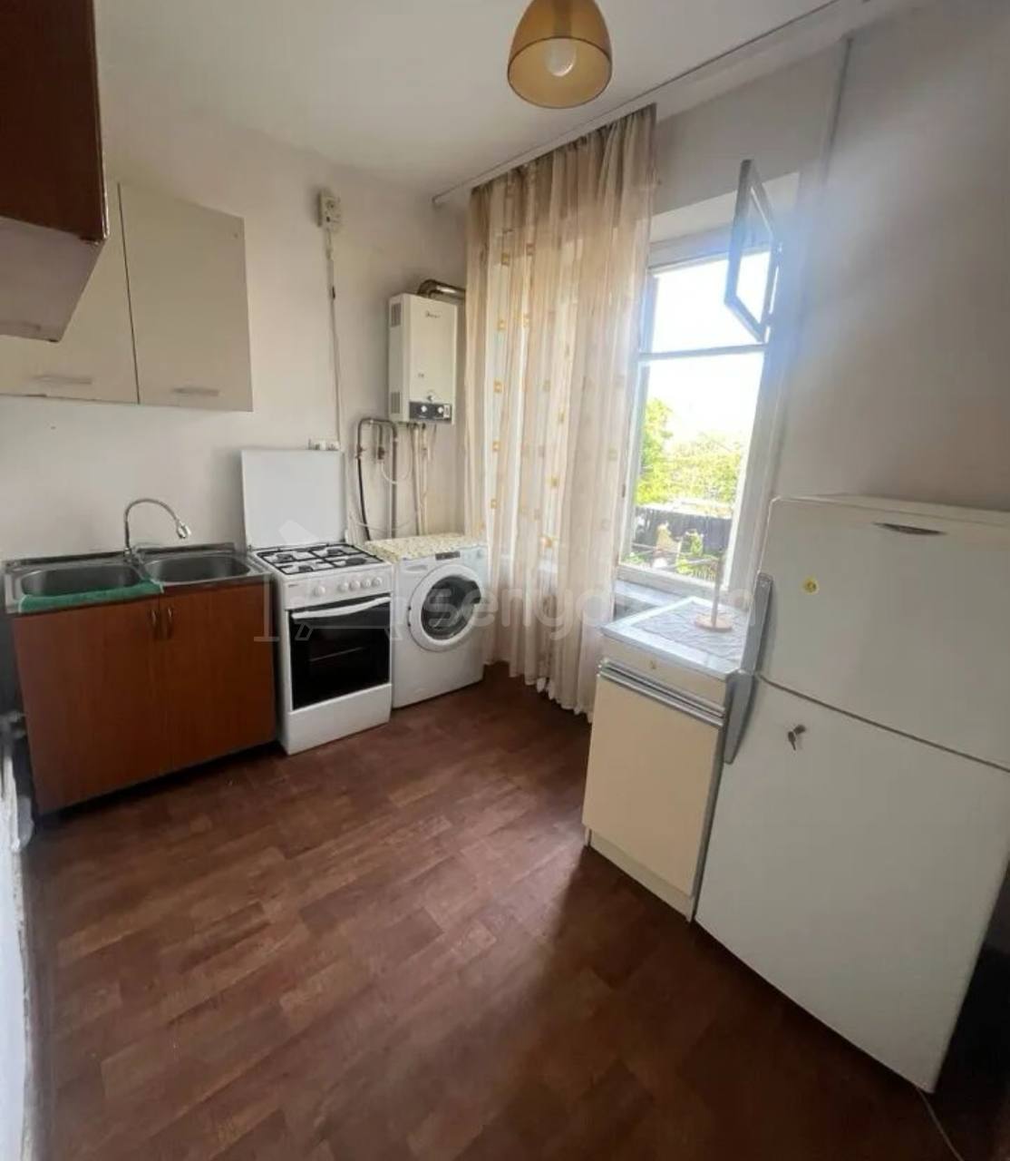 1 Սենյականոց Բնակարան Քարե Շենքում, 40քմ, 2/5 հարկ, Նորմալ Վիճակում, Կահավորված