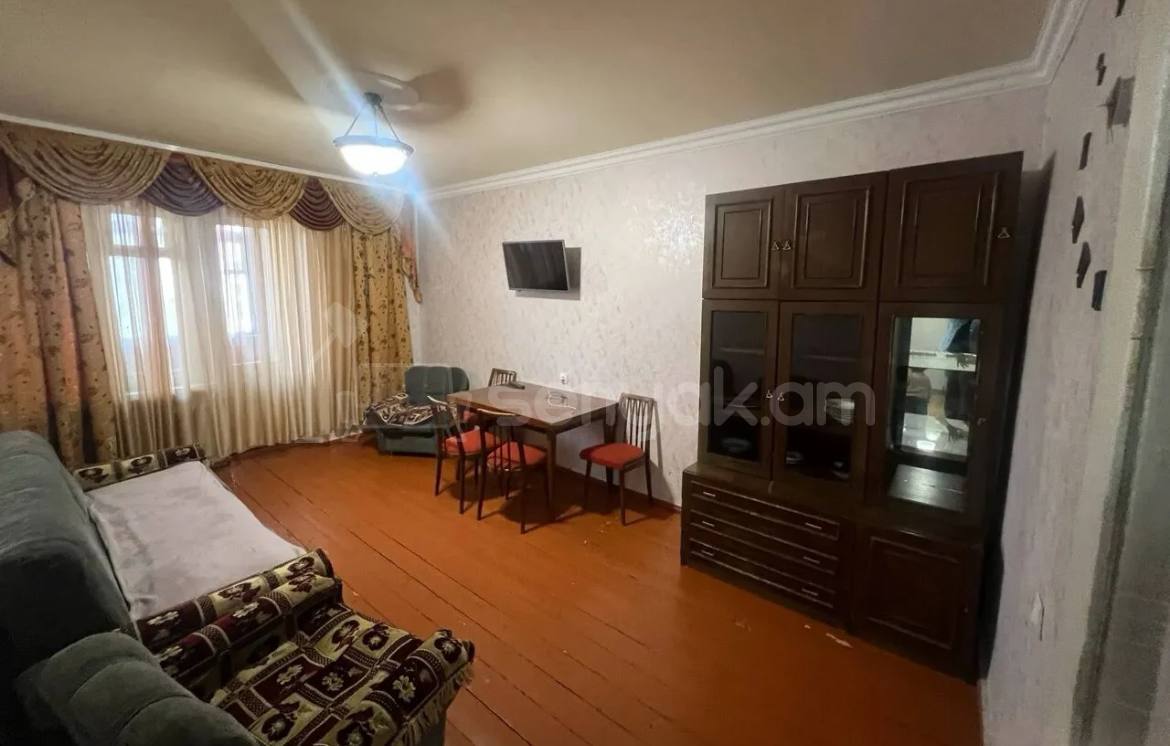 1 Սենյականոց Բնակարան Քարե Շենքում, 40քմ, 2/5 հարկ, Նորմալ Վիճակում, Կահավորված