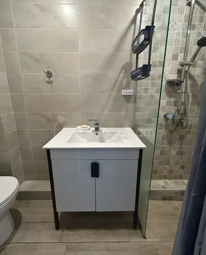 1 Սենյականոց Բնակարան Քարե Շենքում, 42քմ, 5/5 հարկ, Կապիտալ Վերանորոգված