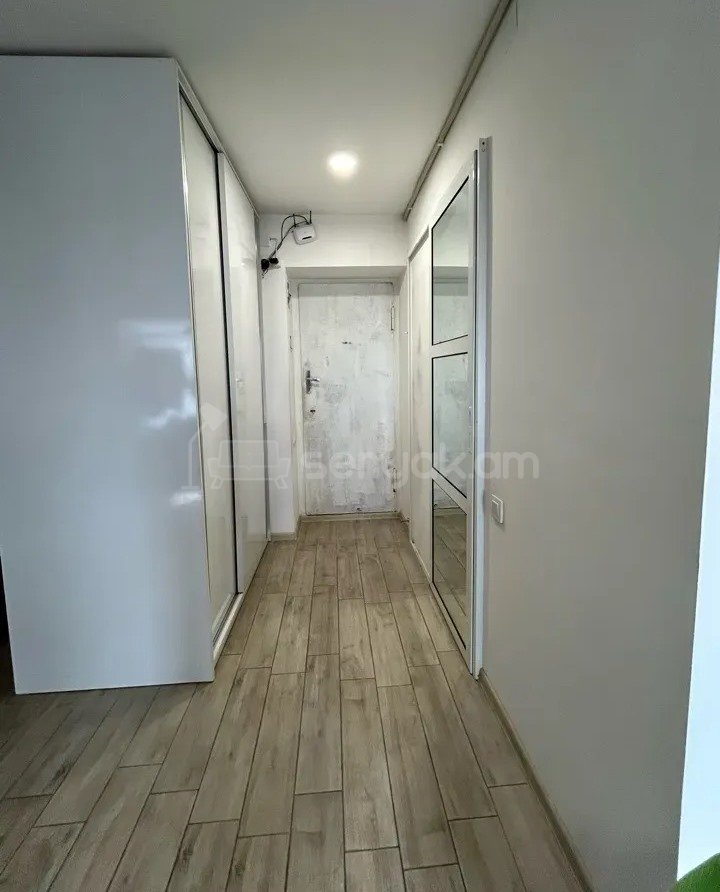 1 Սենյականոց Բնակարան Քարե Շենքում, 42քմ, 5/5 հարկ, Կապիտալ Վերանորոգված