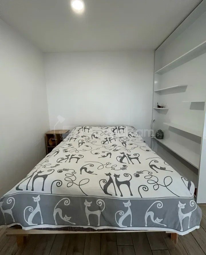 1 Սենյականոց Բնակարան Քարե Շենքում, 42քմ, 5/5 հարկ, Կապիտալ Վերանորոգված