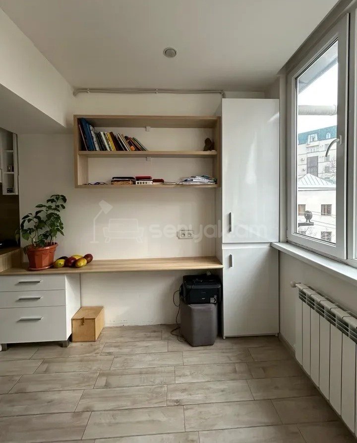 1 Սենյականոց Բնակարան Քարե Շենքում, 42քմ, 5/5 հարկ, Կապիտալ Վերանորոգված