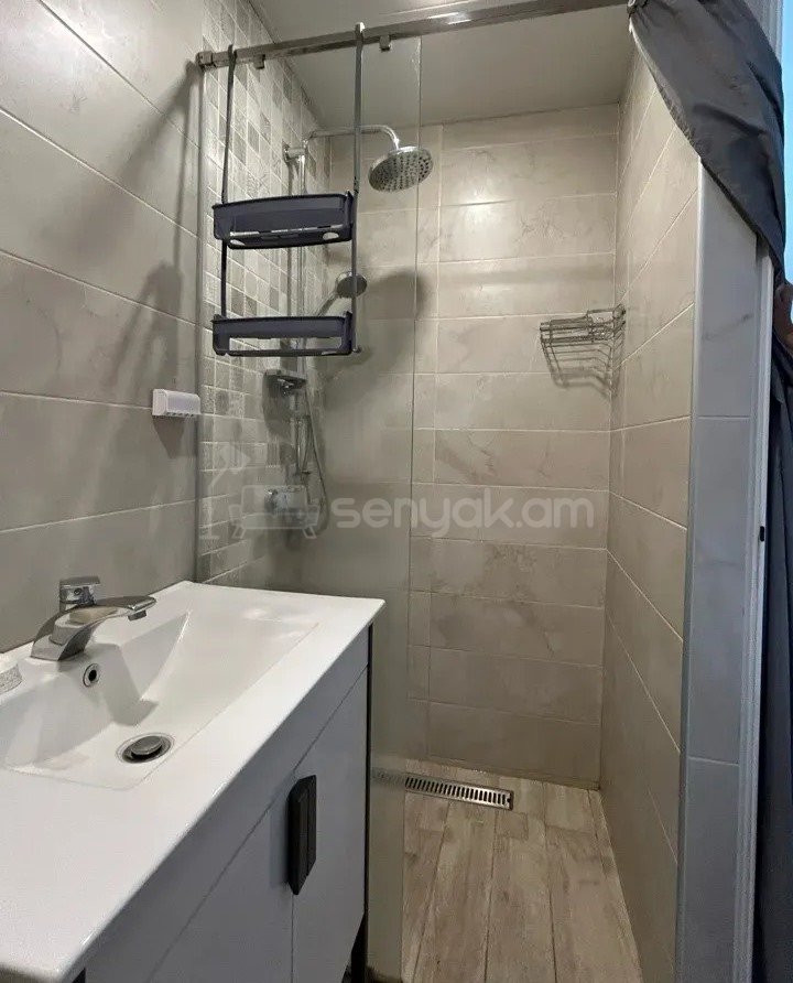 1 Սենյականոց Բնակարան Քարե Շենքում, 42քմ, 5/5 հարկ, Կապիտալ Վերանորոգված