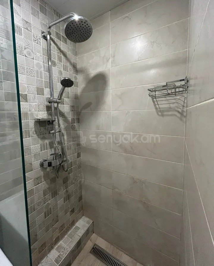 1 Սենյականոց Բնակարան Քարե Շենքում, 42քմ, 5/5 հարկ, Կապիտալ Վերանորոգված