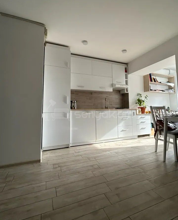 1 Սենյականոց Բնակարան Քարե Շենքում, 42քմ, 5/5 հարկ, Կապիտալ Վերանորոգված