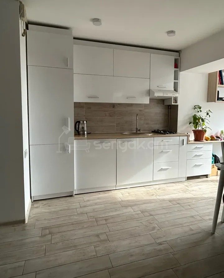 1 Սենյականոց Բնակարան Քարե Շենքում, 42քմ, 5/5 հարկ, Կապիտալ Վերանորոգված