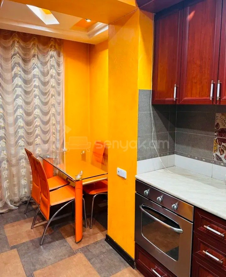 4 Սենյականոց Բնակարան Քարե Շենքում, 85քմ, 4/5 հարկ, Կապիտալ Վերանորոգված