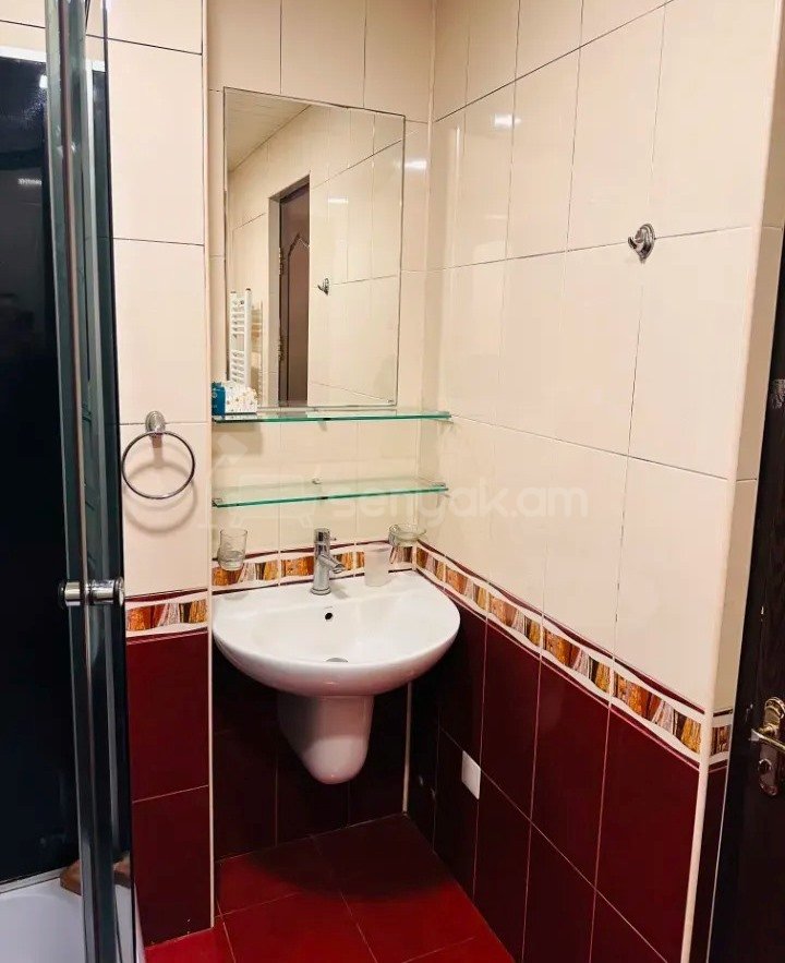 4 Սենյականոց Բնակարան Քարե Շենքում, 85քմ, 4/5 հարկ, Կապիտալ Վերանորոգված