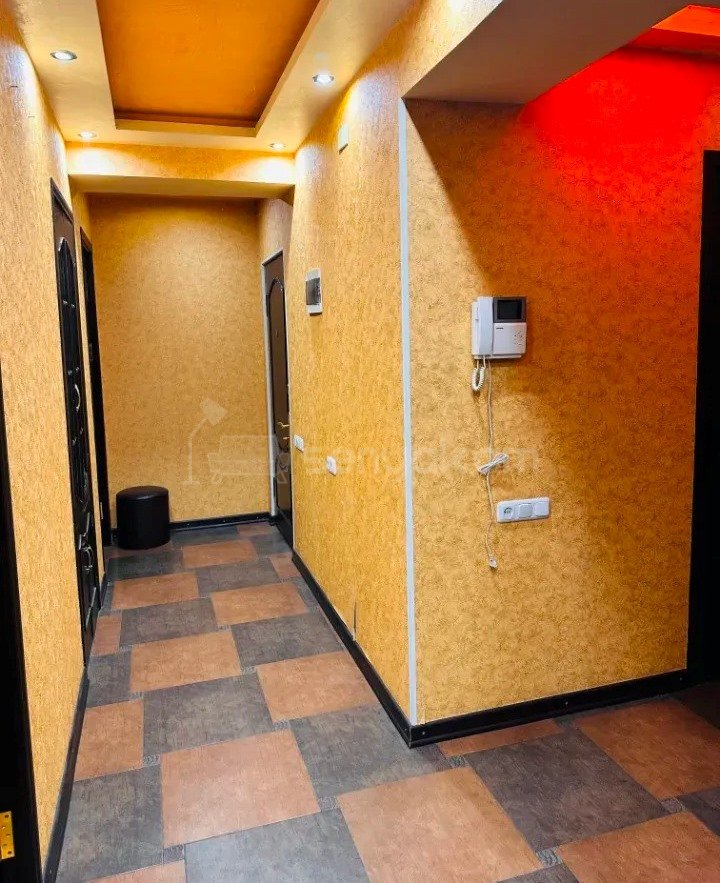 4 Սենյականոց Բնակարան Քարե Շենքում, 85քմ, 4/5 հարկ, Կապիտալ Վերանորոգված