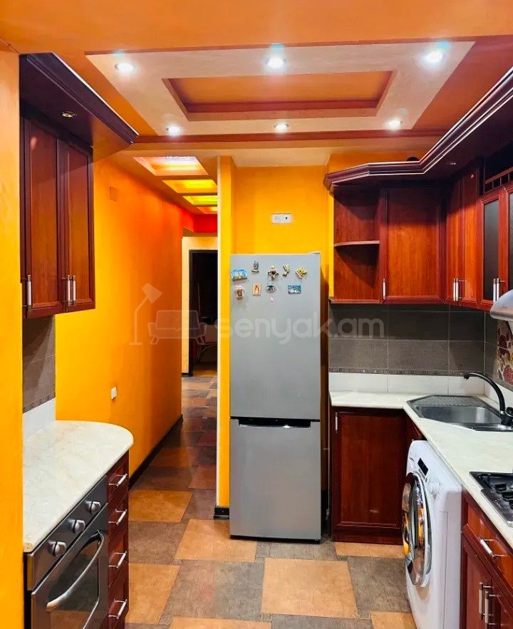 4 Սենյականոց Բնակարան Քարե Շենքում, 85քմ, 4/5 հարկ, Կապիտալ Վերանորոգված