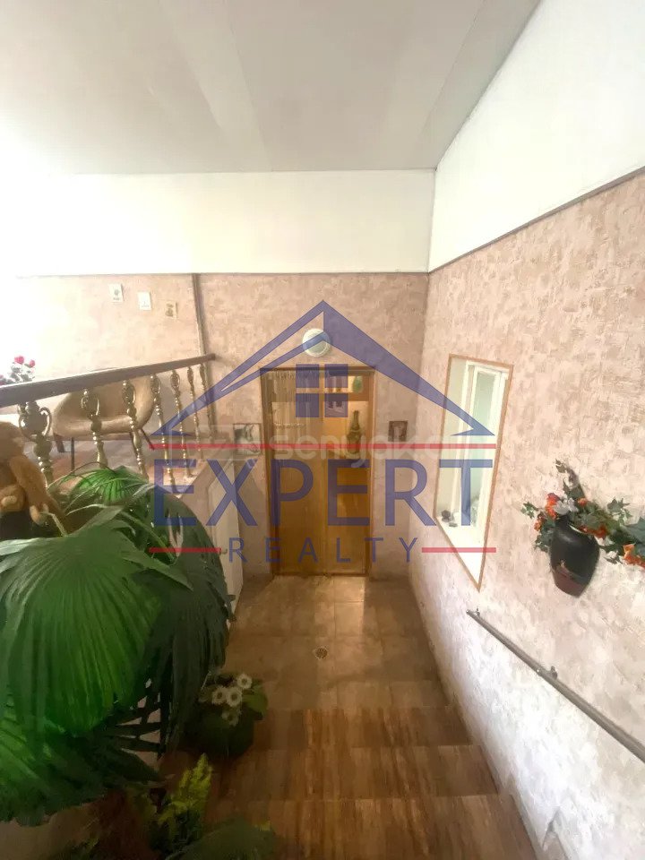 3 Սենյականոց Բնակարան Քարե Շենքում, 180քմ, 1/3 հարկ, Նորմալ Վիճակում, Կահավորված