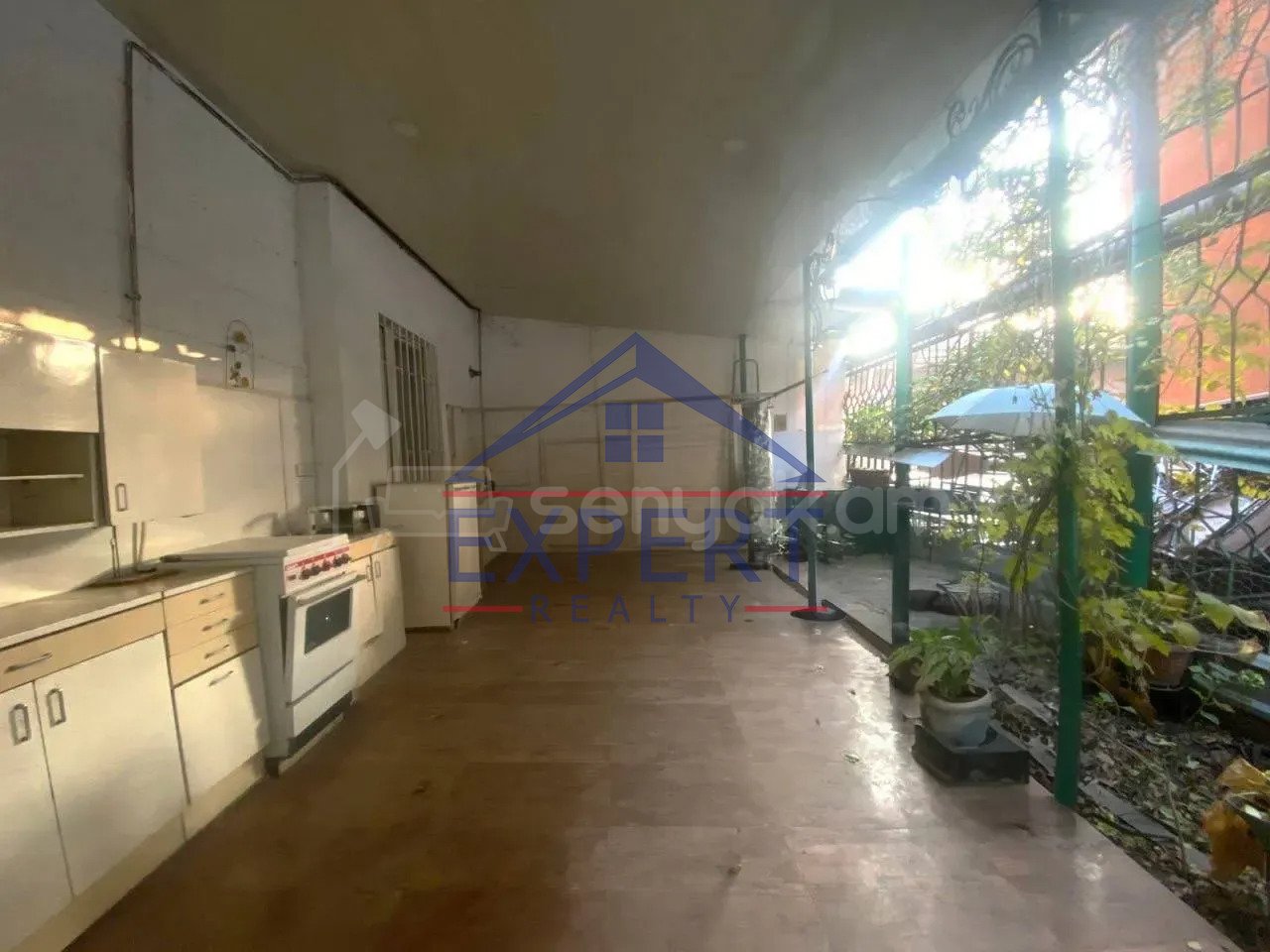 3 Սենյականոց Բնակարան Քարե Շենքում, 180քմ, 1/3 հարկ, Նորմալ Վիճակում, Կահավորված