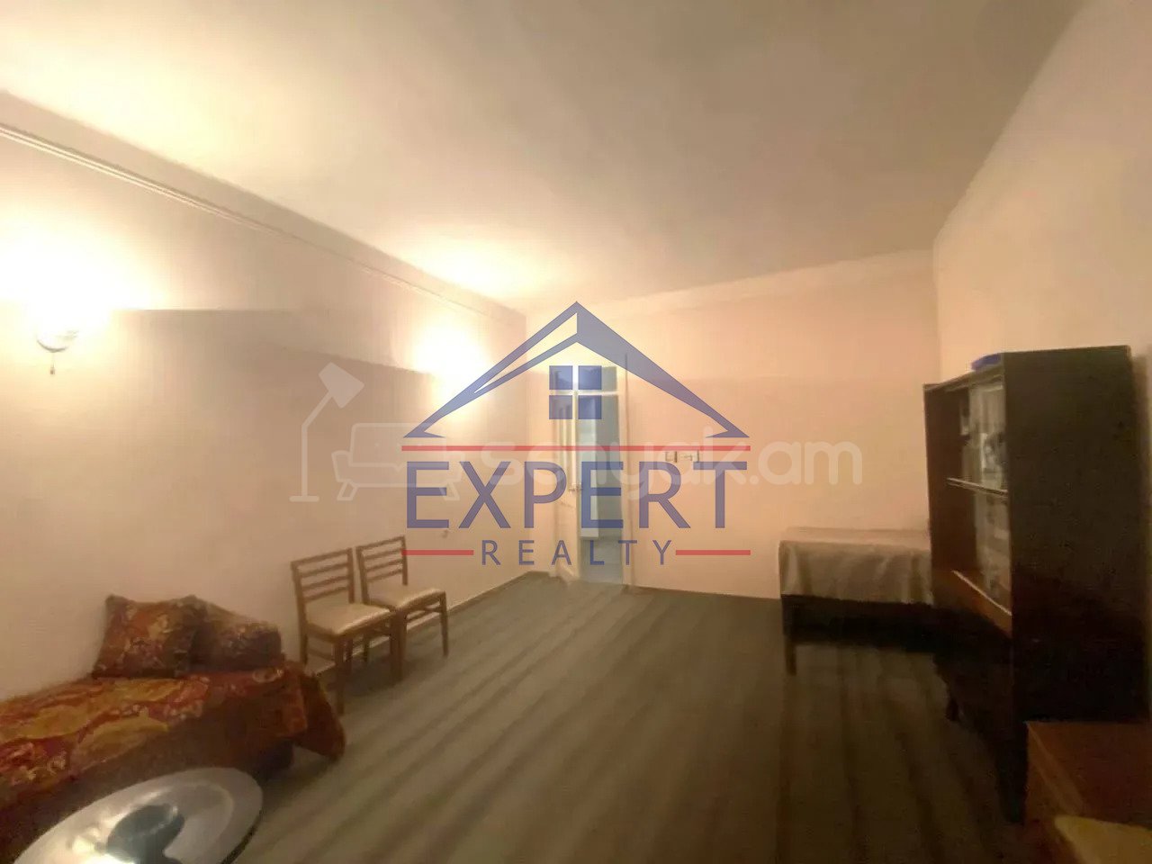 3 Սենյականոց Բնակարան Քարե Շենքում, 180քմ, 1/3 հարկ, Նորմալ Վիճակում, Կահավորված