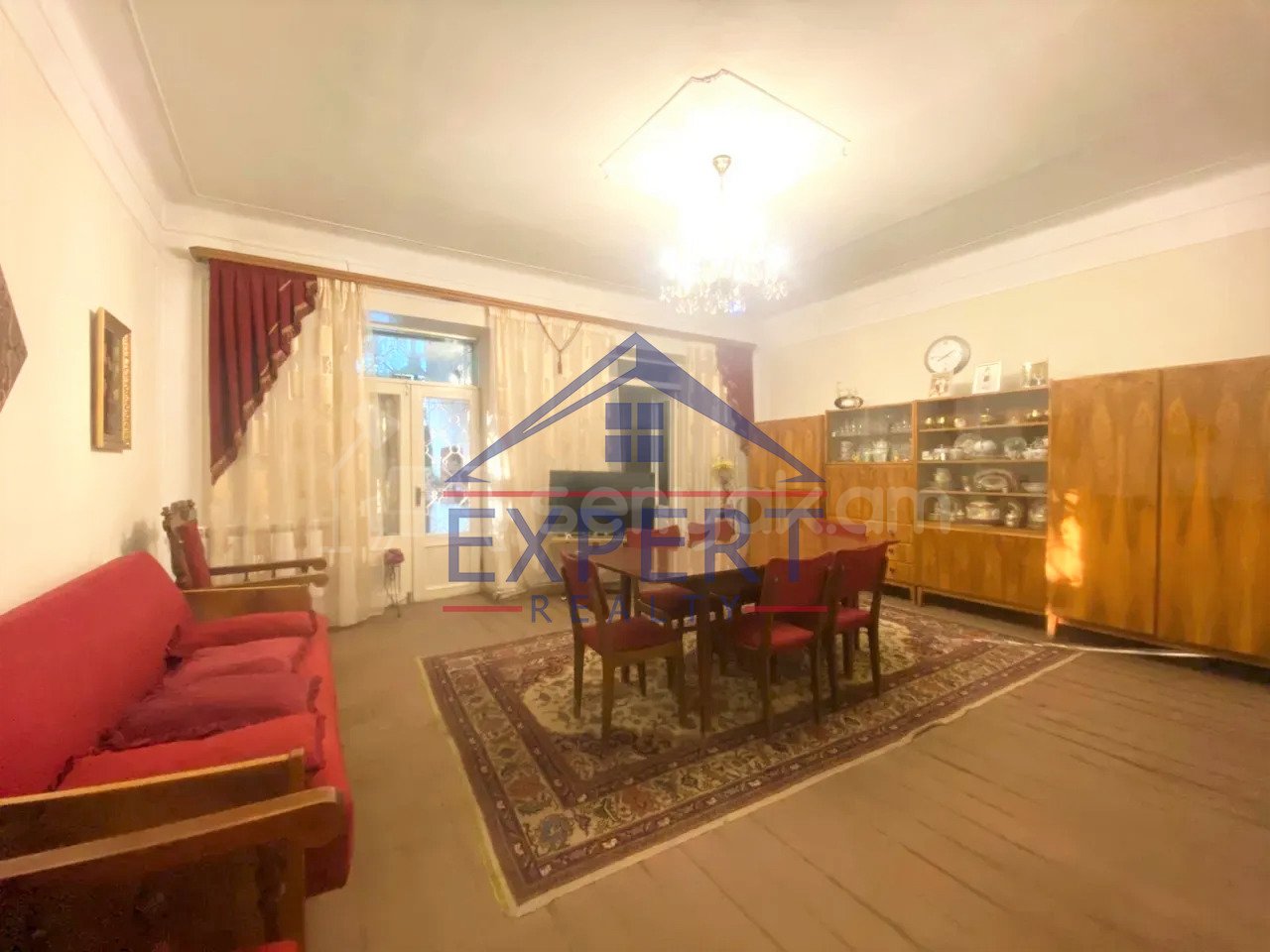 3 Սենյականոց Բնակարան Քարե Շենքում, 180քմ, 1/3 հարկ, Նորմալ Վիճակում, Կահավորված