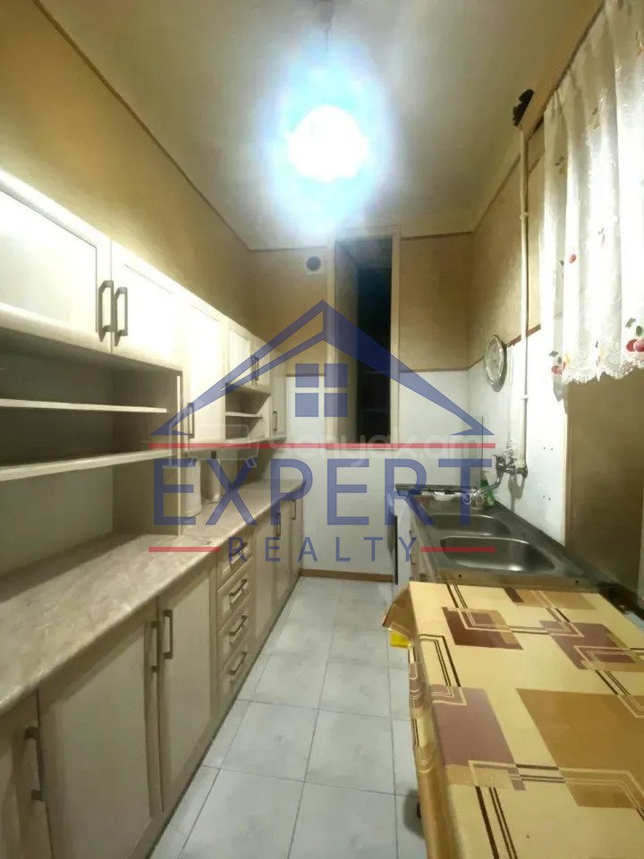 3 Սենյականոց Բնակարան Քարե Շենքում, 180քմ, 1/3 հարկ, Նորմալ Վիճակում, Կահավորված