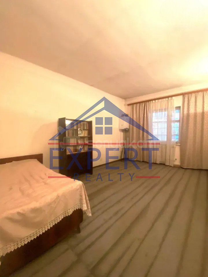 3 Սենյականոց Բնակարան Քարե Շենքում, 180քմ, 1/3 հարկ, Նորմալ Վիճակում, Կահավորված