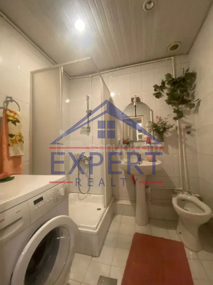 3 Սենյականոց Բնակարան Քարե Շենքում, 180քմ, 1/3 հարկ, Նորմալ Վիճակում, Կահավորված